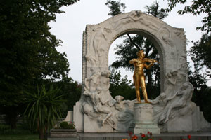 памятник Штраусу